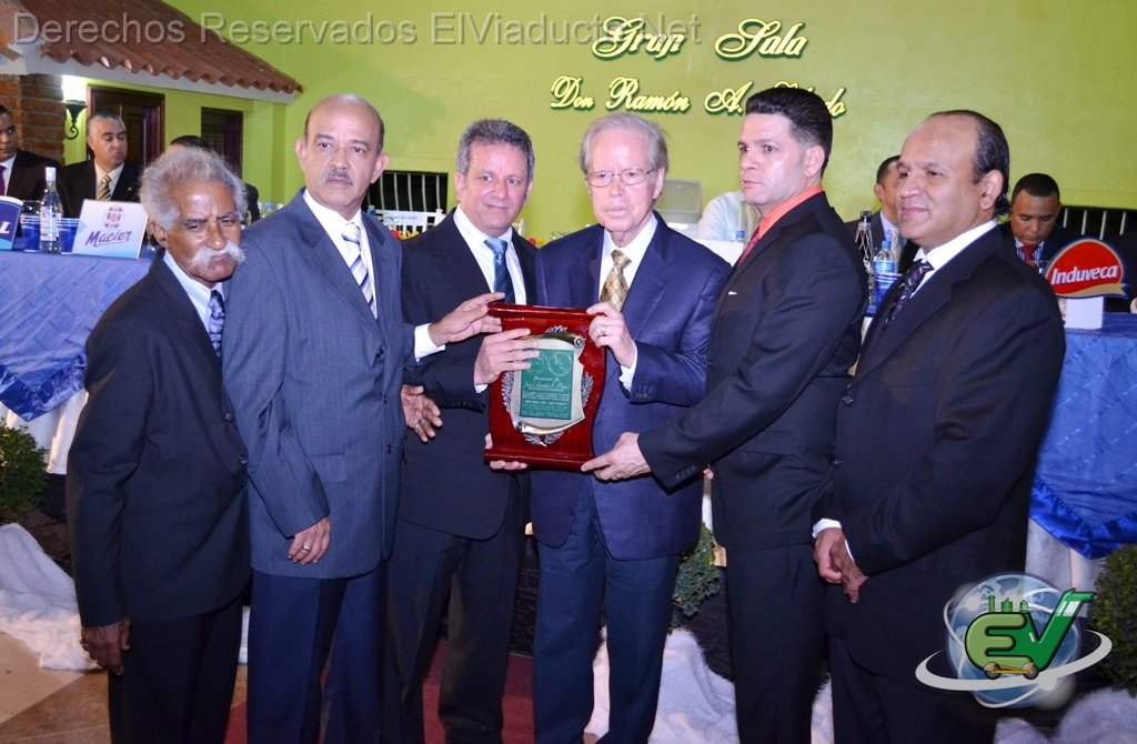 Entrega del Premio a la Excelencia Empresarial al empresario José Luis Corripio Estrada en Expo Moca 2012